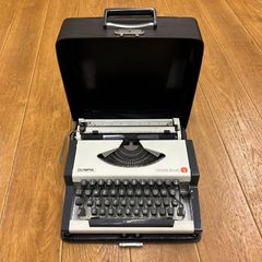 ★OLYMPIA　タイプライター　Traveller de luxe　ケース付 OLYMPIA Traveller de Luxe タイプライター ケース付き 美品