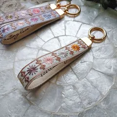 No.284 (ホワイト)『インド刺繍ハンドストラップ』　キーホルダー　スマホストラップ　バッグチャーム　インド刺繍アクセサリー