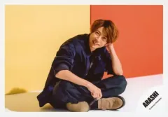 【中古】生写真(ジャニーズ) 嵐/相葉雅紀/横型・全身・座り・胡坐・衣装黒青・左手頭・前屈み・顔正面・背景黄オレンジ/「Are You Happy?」ジャケ写撮影＆「Don’t You Get It」PV撮影/公式生写真