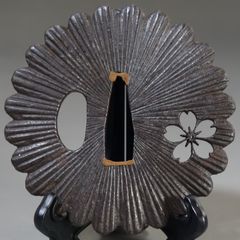 無銘 鉄地梅に松葉図鐔 鍔 拵 日本刀 刀装具 骨董 古美術 江戸時代 無銘 鉄地梅に松葉図鐔 鍔 拵 日本刀 刀装具 骨董 古