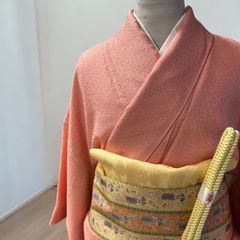 しっとりと優しい紅梅色の一枚。繊細な地紋が美しい色無地着物 【A】のサムネイル