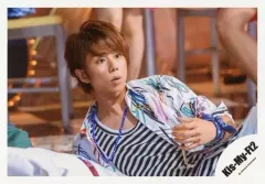 【中古】生写真(ジャニーズ) Kis-My-Ft2/北山宏光/横型・上半身・衣装白・赤・青・黒・ボーダー・左手飲み物・グラス・目線右/「Sha la la☆Summer Time」PV＆ジャケ写撮影/公式生写真