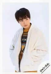 【中古】生写真(ジャニーズ) なにわ男子/大西流星/膝上・衣装白・黄・両手ポケット・目線右・背景白/「関西ジャニーズJr. LIVE 2019 Happy 2year!! ～今年も関ジュとChu Year!!～」オフショット/公式生写真