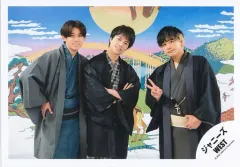 【中古】生写真(ジャニーズ) ジャニーズWEST/重岡大毅・桐山照史・小瀧望/横型・膝上/「ジャニーズWEST 1st DOME TOUR 2022 TO BE KANSAI COLOR -翔べ関西から-」グッズオフショット/公式生写真