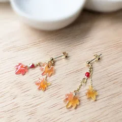 揺れる紅葉(もみじ)のピアス
