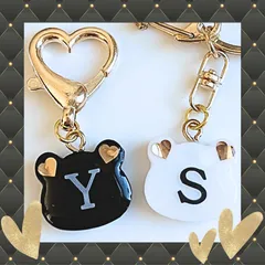 【受注オーダー】イニシャルキーホルダー　韓国っぽ　白黒　くま　ハート　イニシャルチャーム　オリジナルキーホルダー　ギフト　プチギフト　プレゼント　オーダー　オーダーメイド　ハンドメイド　コリルハンドメイド
