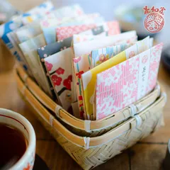 茶和家 茶摘籠 お茶 紅茶 ティーパック ギフト 詰め合わせ 個包装（濃い八十八夜茶2包ｘ8個 + 心和む和紅茶2包ｘ8個） お配り竹かご プチギフト【お歳暮 詰め合わせ 緑茶 産休 退職 個包装 転勤 異動 お見舞い 出産 内祝い おしゃれ  お土産】