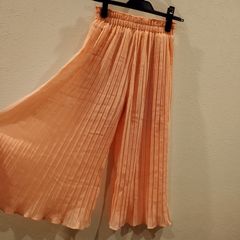 ピンクのプリーツパンツ