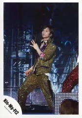 【中古】生写真(ジャニーズ) Kis-My-Ft2/北山宏光/ライブフォト・全身・衣装金.紫・左手マイク・左手指立て・目線左/公式生写真