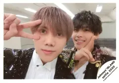 【中古】生写真(ジャニーズ) 7 MEN 侍/佐々木大光・菅田琳寧/横型・バストアップ・衣装黒・白・右手ピース・菅田笑顔/Johnnys’ ISLAND セルフィー 2020/公式生写真