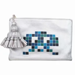 極美品 アニヤハインドマーチ ANYA HINDMARCH スペースインベーダー クラッチバッグ パーティーバッグ ビッグタッセル カバン 鞄 メタリックシルバー/■W04/レディース