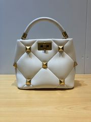 【ITLWVQR2ETJK】VALENTINO ヴァレンティノ ローマンスタッズ ハンドバッグ ショルダーバッグ バッグ ホワイト 2way