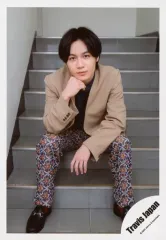 【中古】生写真(ジャニーズ) Travis Japan/松田元太/全身・座り・衣装ベージュ.黒・右手顎・階段/「Travis Japan LIVE TOUR 2020 ENTER 1234567」グッズオフショット/公式生写真