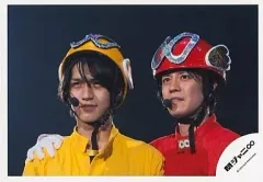 【中古】生写真(ジャニーズ) 関ジャニ∞/錦戸亮・渋谷すばる/ライブフォト・横型・バストアップ・関ジャニ戦隊∞レンジャー衣装・黄色と赤・渋谷右手錦戸の肩/公式生写真