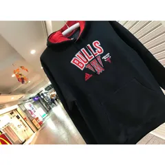 adidas アディダス NBA シカゴ ブルズ BULLS プレイブック プルオーバー パーカー