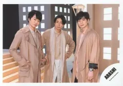 【中古】生写真(ジャニーズ) 嵐/集合(3人) /横型・膝上・衣装ベージュ・櫻井両手ポケット・相葉両手腰/「Find The Answer」PV＆ジャケ写撮影オフショット/公式生写真