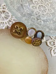 【イヤリング】ネジバネ式　アシンメトリー　アンティーク　ボタン【ブラウン系】