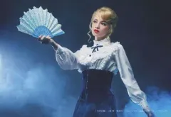 【中古】生写真(女性) 大湖せしる(アイリーン・アドラー)/横型・煙・キャラクターショット/ミュージカル「憂国のモリアーティ」Op.2 -大英帝国の醜聞- ランダムブロマイド