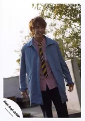 【中古】生写真(ジャニーズ) Hey! Say! JUMP/八乙女光/膝上・衣装水色・赤ストライプ柄・ネクタイ黄黒チェック柄・両手下・目線右・逆光/公式生写真