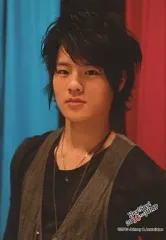 【中古】生写真(ジャニーズ) Hey! Say! JUMP/岡本圭人/衣装黒・ネックレス・上半身・背景赤青・Hey!Say!2010JUMP/公式生写真