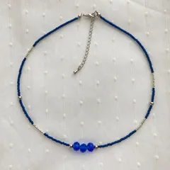 青ビーズとメタルビーズのネックレス／チョーカー
