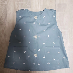 120size リボン刺繍 総柄 前ボタン 袖なしスモック ライトブルー
