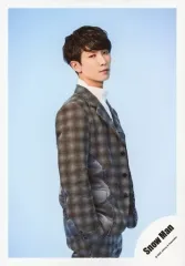 【中古】生写真(ジャニーズ) Snow Man/渡辺翔太/膝上・衣装グレー・チェック柄・右手ポケット・右向き・背景水色/シングル「D.D. / Imitation Rain」MV＆ジャケ写オフショット/公式生写真