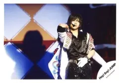 【中古】生写真(ジャニーズ) Hey! Say! JUMP/山田涼介/ライブフォト・横型・膝上・ジャケットピンク・シャツ黒・右手首の後ろ/公式生写真