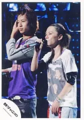 【中古】生写真(ジャニーズ) 関ジャニ∞/大倉忠義・渋谷すばる/ライブフォト・膝上・渋谷右手マイク・背景青/公式生写真