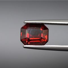 天然　非加熱　レッド系　スピネル　ルース　3.08ct　オクタゴンカット　クール　大粒　男女兼用　1点物　産地証明鑑別書付き