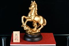 馬像　置物　飾り　金色　幸運　招き　縁起物