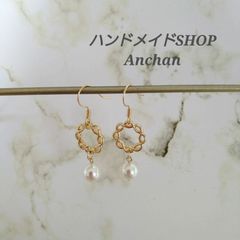 クリスタルホワイトのビーズが揺れるフックピアス