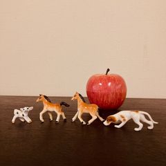 昭和レトロ　磁器製　ミニチュア動物　４体セットで　《馬２頭、仔牛１頭、犬１匹》　置物