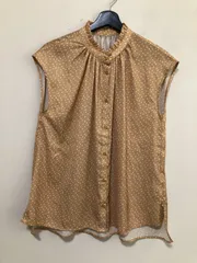 31658　NANO universe（ナノ・ユニバース）ノースリーブ　フリルカラードットブラウス　トップス　オレンジベージュ系　F