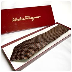 未使用✨Salvatore Ferragamo　サルヴァトーレ・フェラガモ　ネクタイ　ハート　シルク１００％　ブラウン系　箱付き　極美品