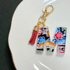 紅型布アクセサリー キーホルダー レジン イニシャル「M」b-1
