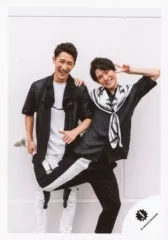 【中古】生写真(ジャニーズ) Snow Man/岩本照・深澤辰哉/全身(足見切れ)・衣装黒・白・深澤左手ピース・右足上げ・背景白/18夏「Summer Paradise 2018」 グッズ撮影オフショット/公式生写真