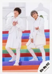 【中古】生写真(ジャニーズ) Kis-My-Ft2/玉森裕太・千賀健永/全身・衣装白・玉森両手胸・目閉じ・千賀左手上げ・階段/シングル「君、僕。」MV＆ジャケ写オフショット/公式生写真 