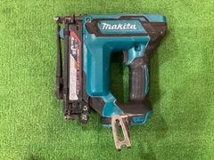 【ジャンク】マキタ ST421D 充電式タッカ 本体のみ ※ライト点灯OK・打込不可 記名跡 現状品（ク-70）