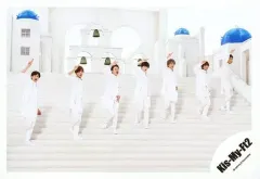 【中古】生写真(ジャニーズ) Kis-My-Ft2/集合(7人)/横型・全身・衣装白・右手上げ・右足曲げ・口開け・階段/シングル「君、僕。」MV＆ジャケ写オフショット/公式生写真 