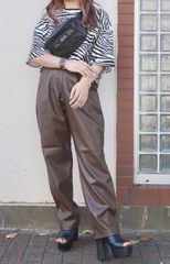 Leather Touch Tuck Tapered Pants (brown)