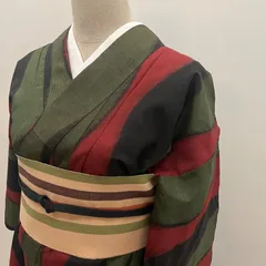 新品未使用 袷 着物 正絹 しつけ糸付き 袷着物】色無地 刺繍 ピンク 紋入り しつけ糸付き - メルカリ