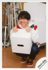 【中古】生写真(ジャニーズ) 関西ジャニーズJr./今江大地/全身・しゃがみ・衣装白・赤・箱・両手人差し指立て・笑顔/「関ジュ 夢の関西アイランド 2020 in 京セラドーム大阪 ～遊びにおいでや!満足 100%～」グッズオフショット/公式生写真