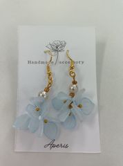 ②レジン製イヤリング　薄ブルー系　ハンドメイド　花びら　パール