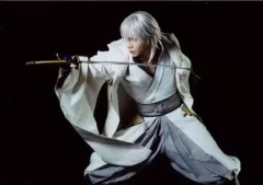 【中古】生写真(男性) 染谷俊之(鶴丸国永)/横型・膝上・戦闘服・背景黒・キャラクターショット/舞台「『刀剣乱舞』維伝 朧の志士たち」ランダムブロマイド