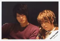 【中古】生写真(ジャニーズ) Hey! Say! JUMP/岡本圭人・有岡大貴/横型・バストアップ・衣装赤オレンジ青・目線右・背景黒/公式生写真