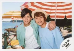 【中古】生写真(ジャニーズ) ジャニーズWEST/小瀧望・中間淳太/横型・上半身・衣装水色白・帽子・肩組み・パラソル・背景野外/『人生は素晴らしい』PV＆ジャケ写撮影/公式生写真