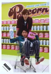 【中古】生写真(ジャニーズ) 嵐/大野智・松本潤/全身・松本衣装赤茶・大野カートに乗り.衣装緑.両手ポップコーン・カメラ目線・「ARASHI LIVE TOUR Popcorn」/公式生写真