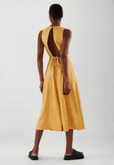 COS オープンバック シャーリング ロング マキシ ワンピース 36