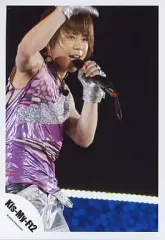 【中古】生写真(ジャニーズ) Kis-My-Ft2/北山宏光/ライブフォト・膝上・衣装紫・銀色・左手マイク・体右向き・背景黒/公式生写真